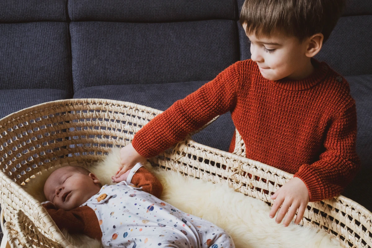 Familienfotografie Baby in Wiege Mit Bruder