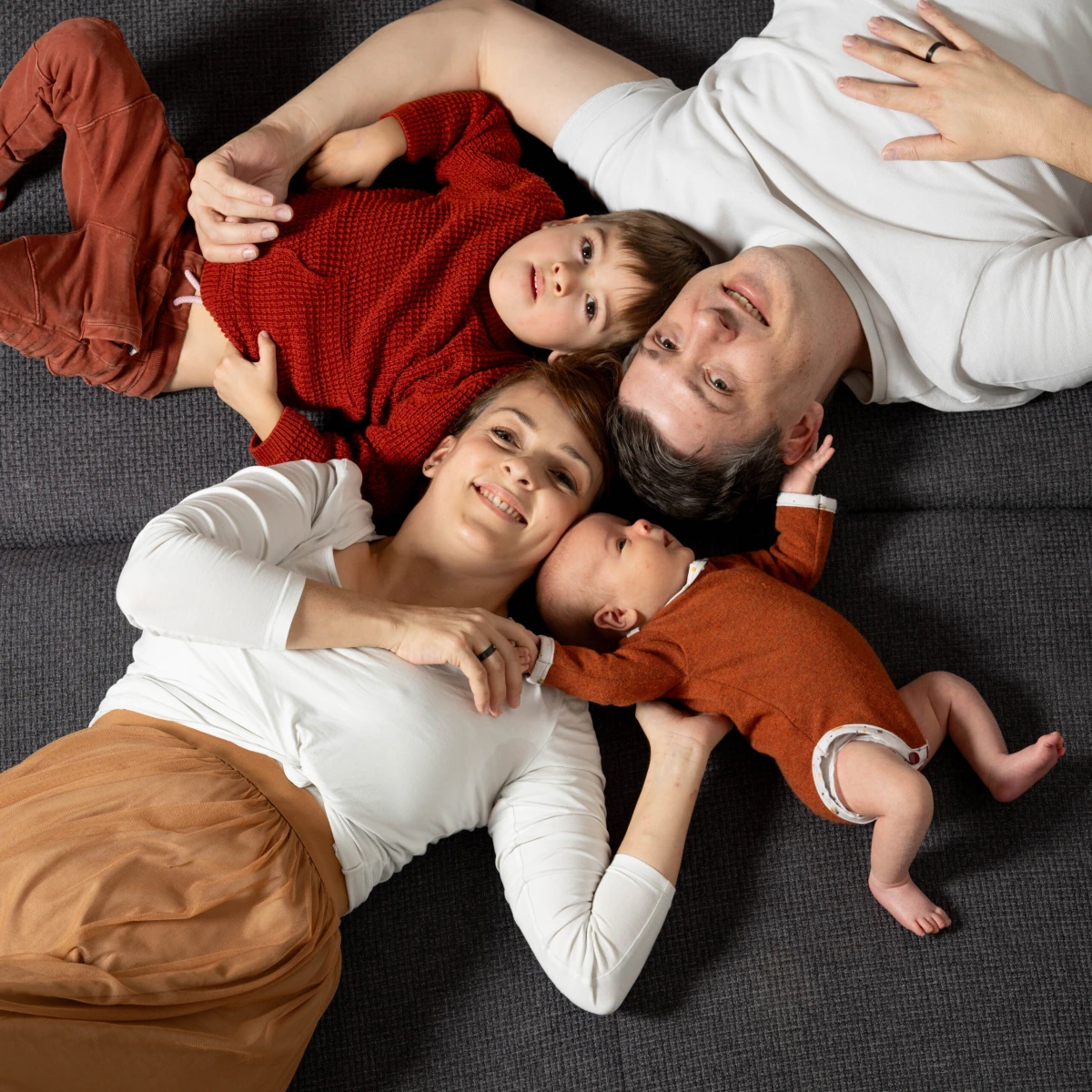 Familienfotografie Familie Liegend Mit Zwei Kindern