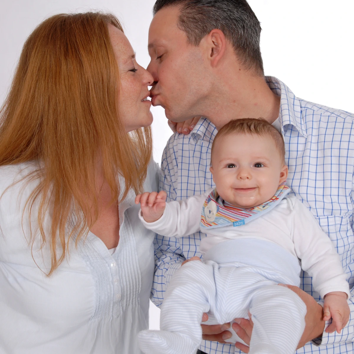 Familienfotografie Familie Mit Baby Eltern Kuessen Sich