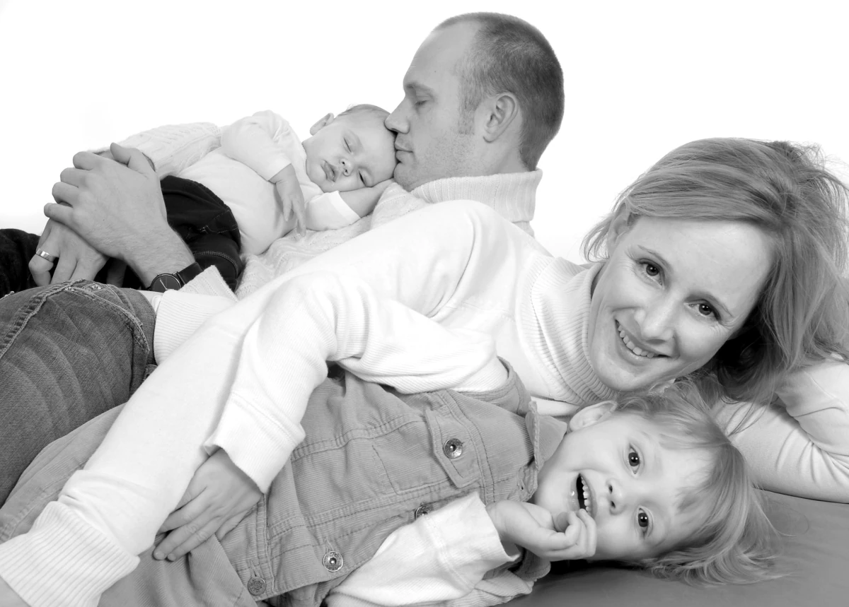 Familienfotografie Familie Mit Zwei Kindern Schwarz Weiss