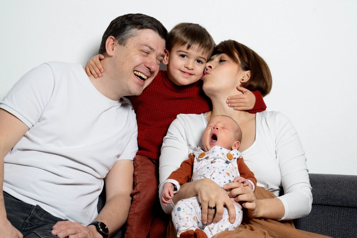 Familienfotografie Strahlende Familie Mit Baby Und Kind