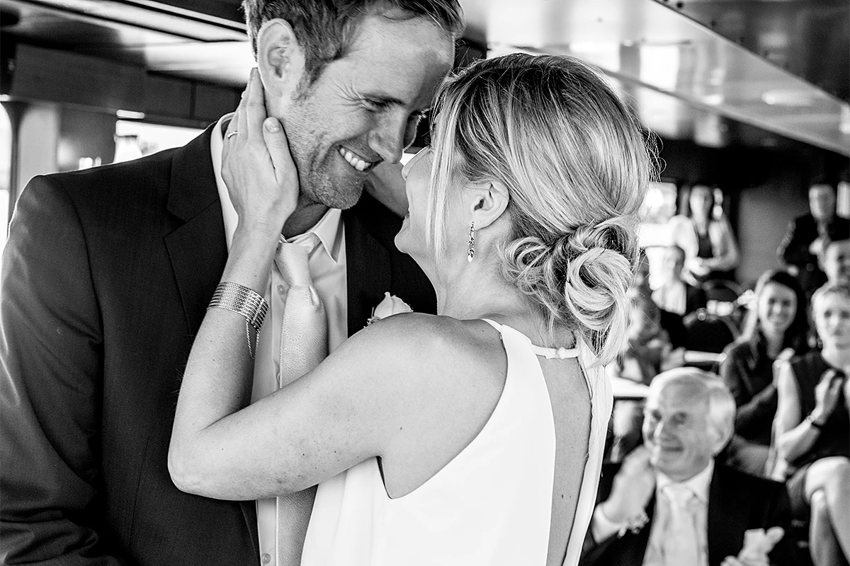 Hochzeitsfotografe Kirchliche Trauung Kuss