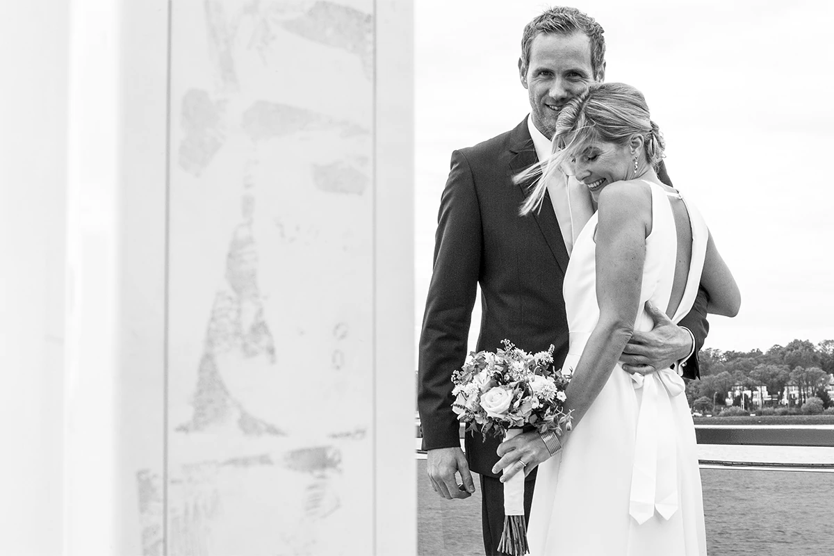 Hochzeitsfotografie Ehepaar Schwar Weiss Mit Brautstrauss