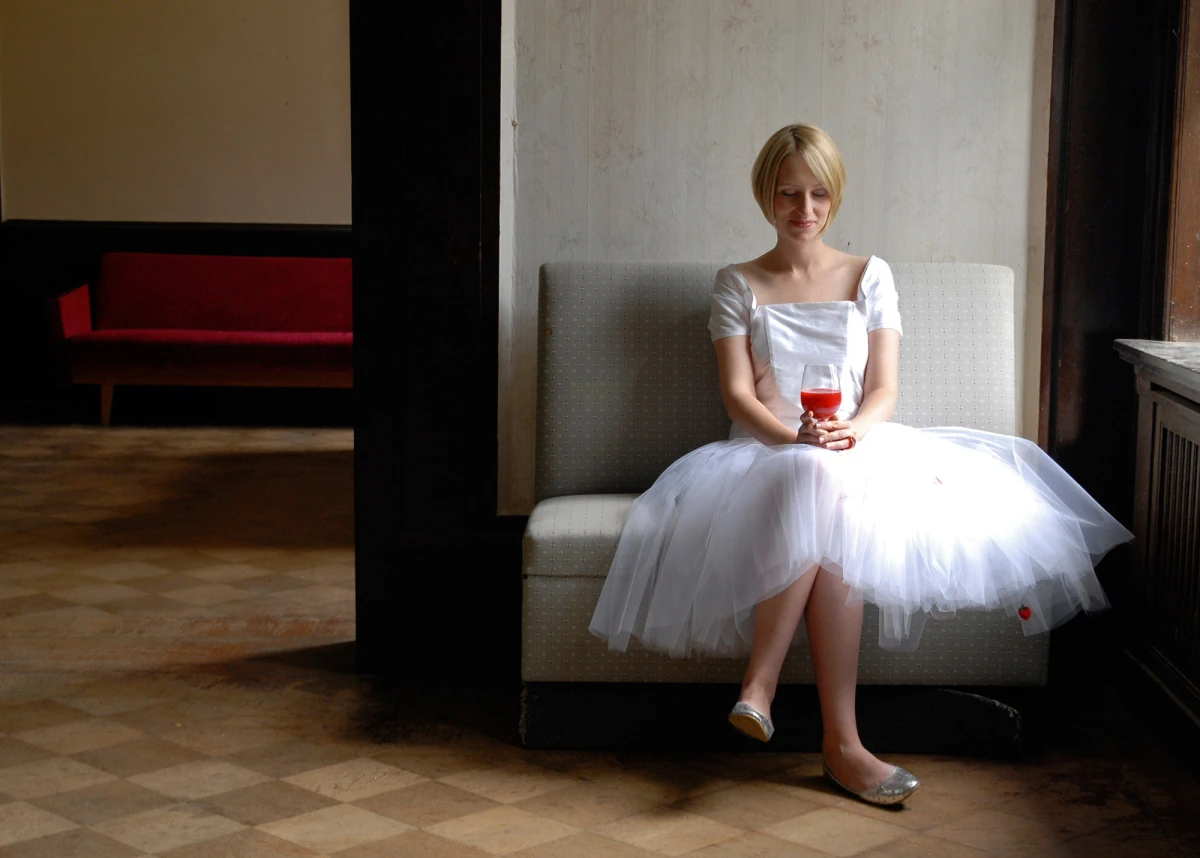 Portraitfotografie Frau Kleid Weiss Sitzend Rechts in Altem Haus