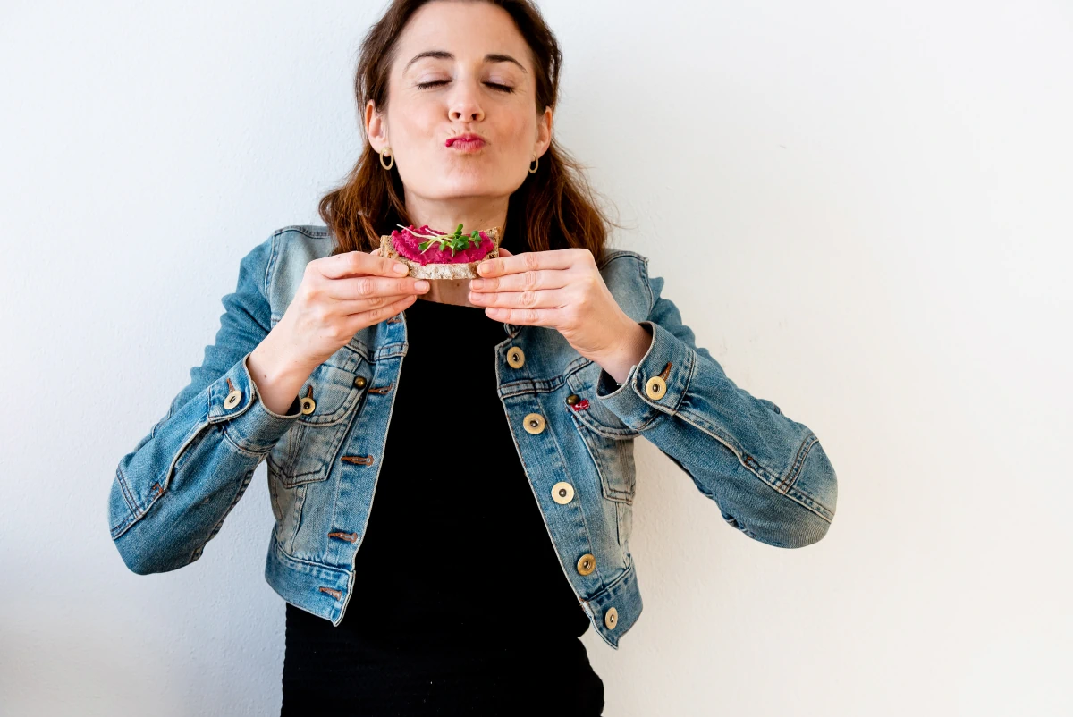 Unternehmensfotografie Frau Mit Brot Genuss Vegan