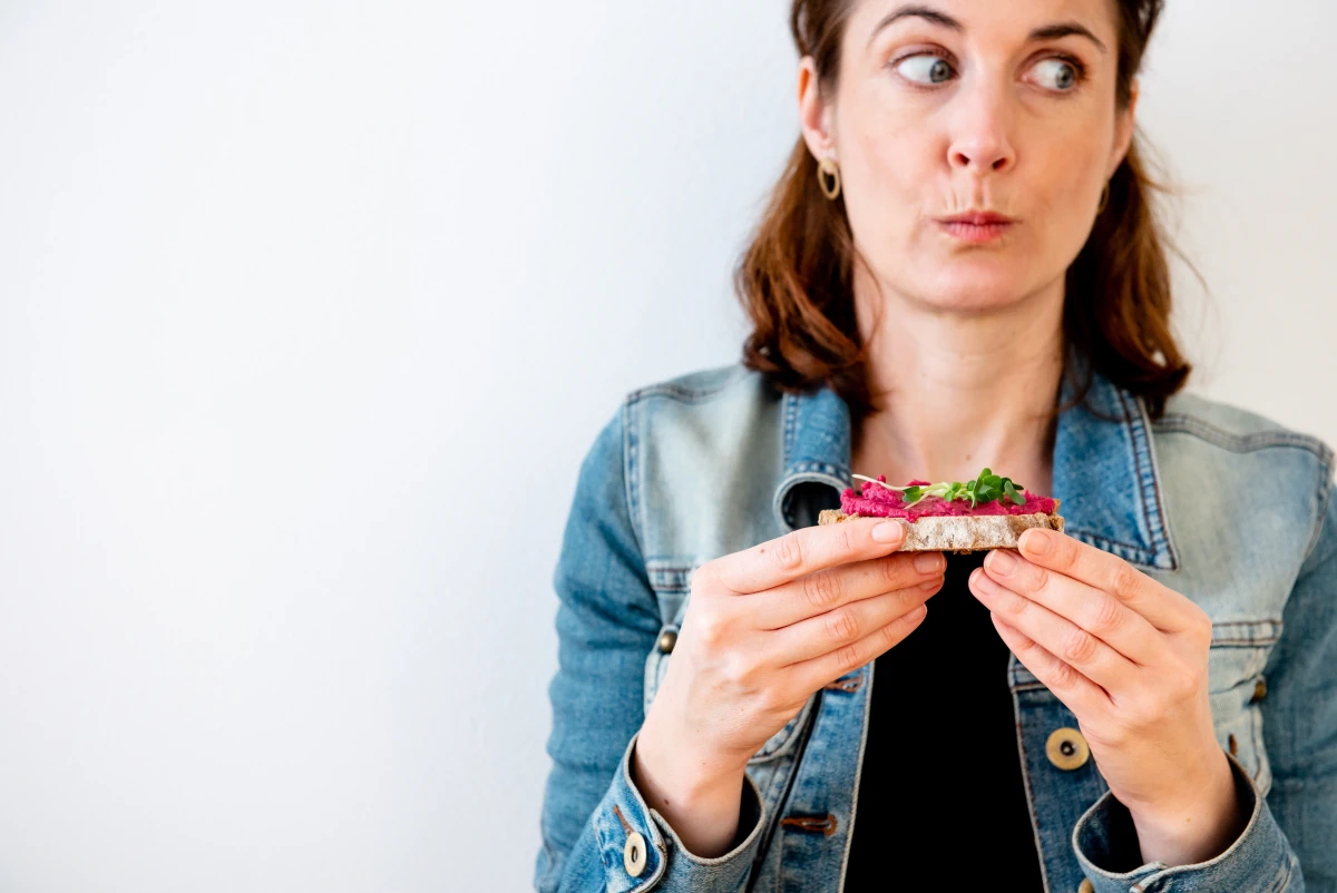 Unternehmensfotografie Frau Mit Brot Vegan Jeansjacke